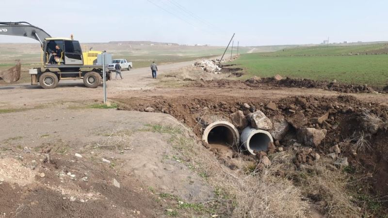 Diyarbakır’da kırsal mahallenin içerisinden geçen dere ıslah ediliyor
