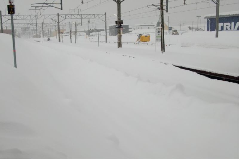 Japonya’da kar ulaşımda aksamalara neden oldu
