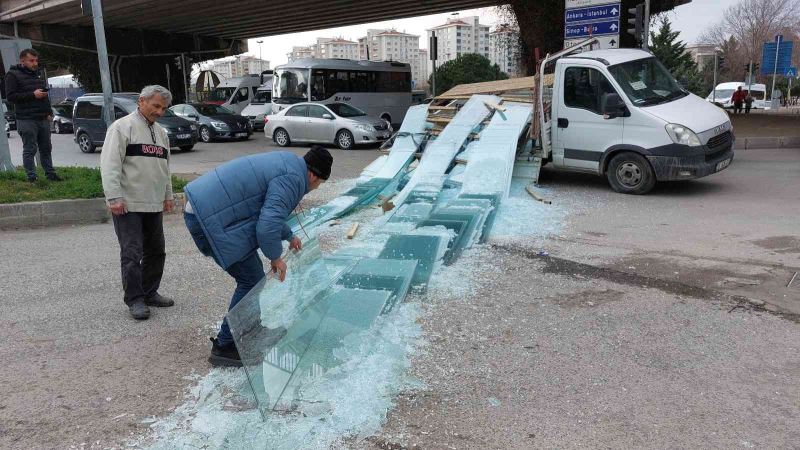 115 bin liralık duşakabin camı araçtan yola savrulup kırılınca üzüntüsünden ağladı
