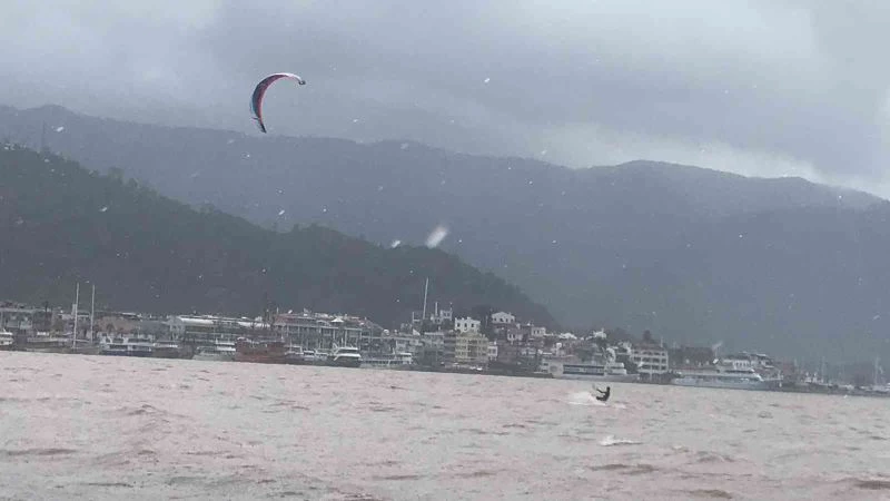 Sağanak yağışa aldırmadan denizde sörf yaptı
