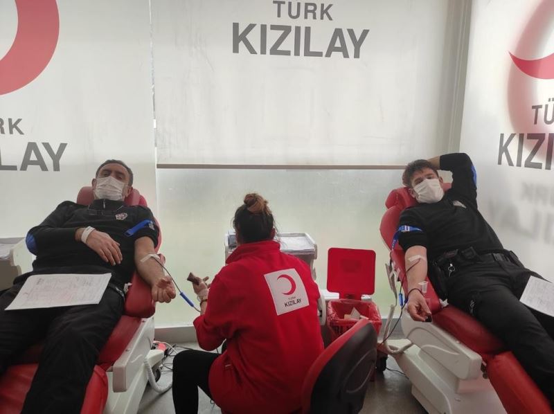 Covid-19’da kan stokları azaldı polisler kan bağışı yaptı
