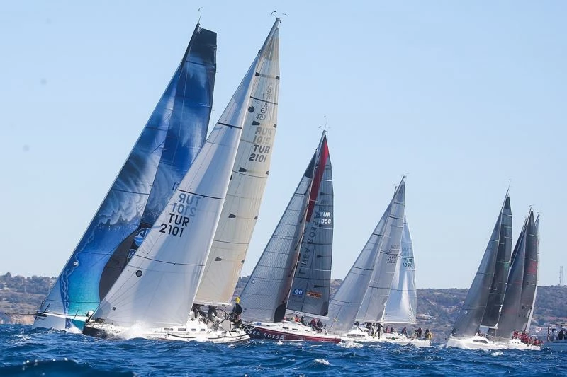 EAYK-Çeşme Marina Kış Trofesi Yarışları hız kesmeden sürüyor
