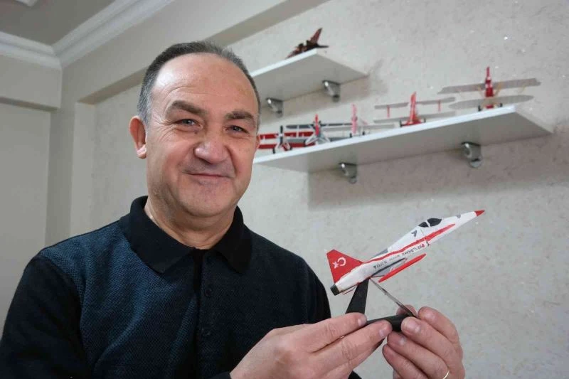 Uçaklara olan hayranlığını maketlere döktü
