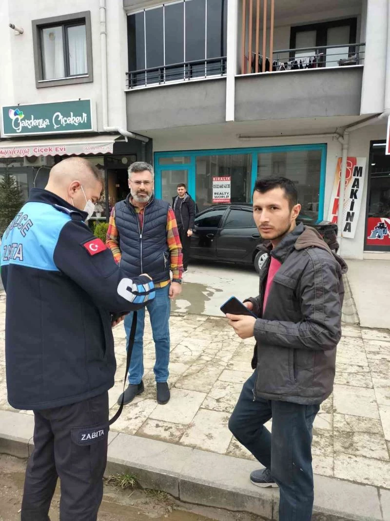 Yolda buldular çantayı sahibine teslim ettiler
