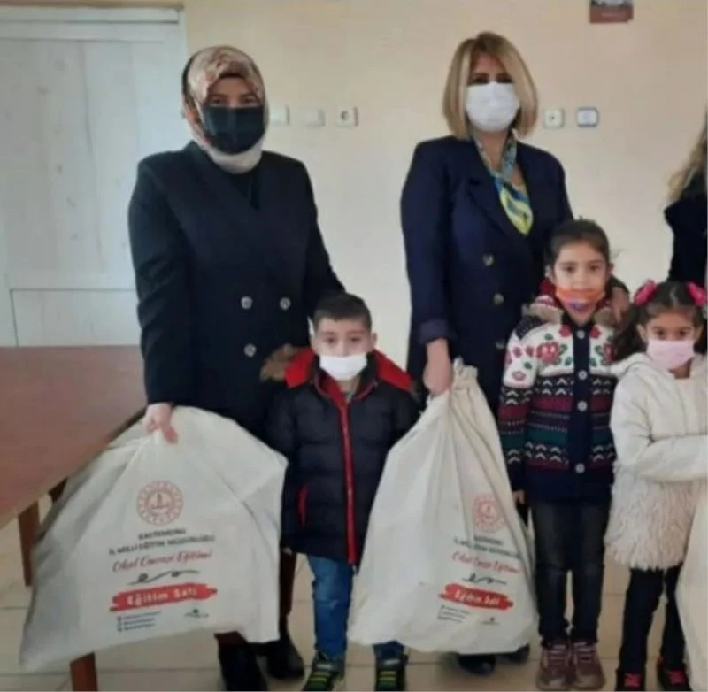 Okula erişimi olmayan okul öncesi öğrencilere oyun sandıkları dağıtıldı
