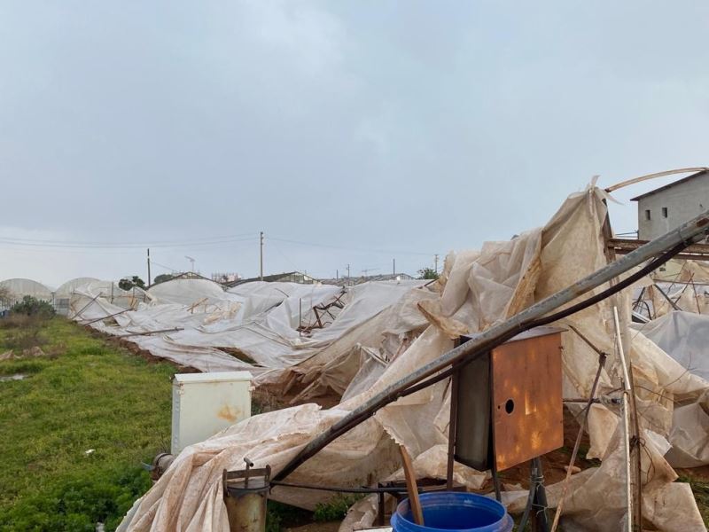 Aksu’da çıkan hortum onlarca seraya zarar verdi
