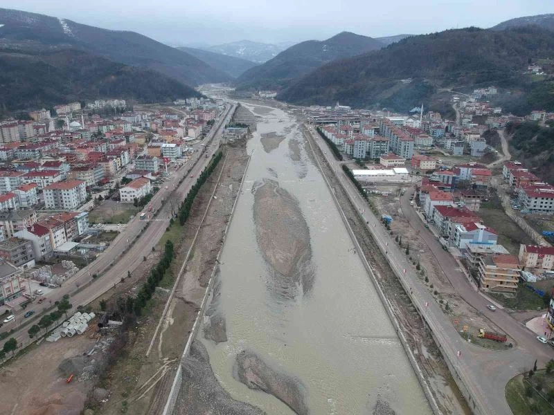Ayancık’ta sel yaraları sarılıyor
