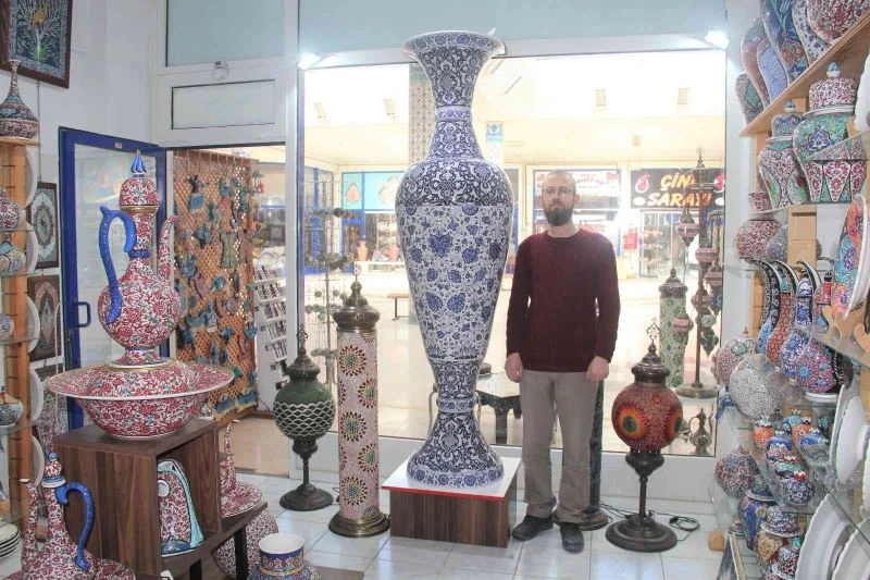 220 santimlik dev çini vazo göz kamaştırıyor
