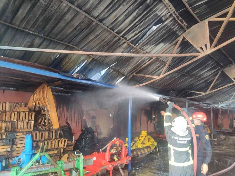 Çiftliğin damında yangın çıktı zirai aletler zarar gördü
