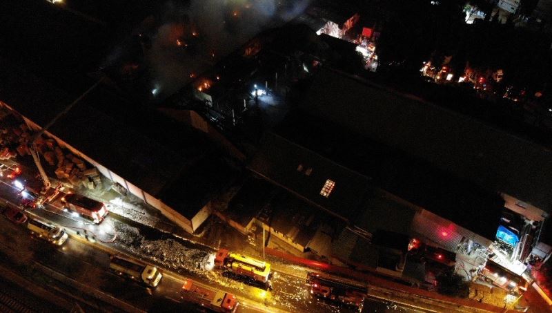 Tuzla’daki fabrika yangını 3 buçuk saatlik çalışma ile kontrol altına alındı
