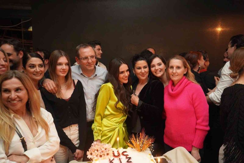 Başkan Mesut Ergin “Üç Kız Kardeş” dizisinin ilk bölümü oyuncuları ile birlikte izledi
