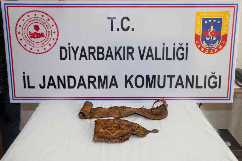 Diyarbakır’da İbranice el yazmalı kitap ve fermanı 20 bin dolara satarken yakalandılar
