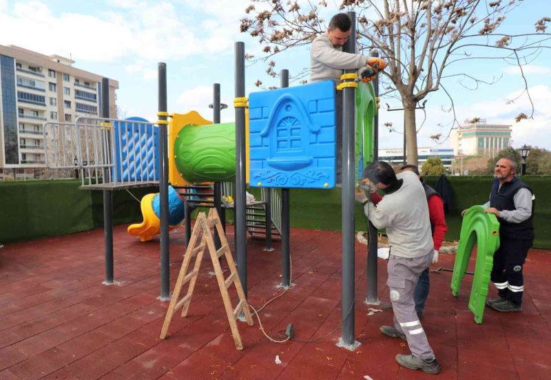 Turgutlu Belediyesinden Selvilitepe Mahallesine yeni çocuk oyun grubu
