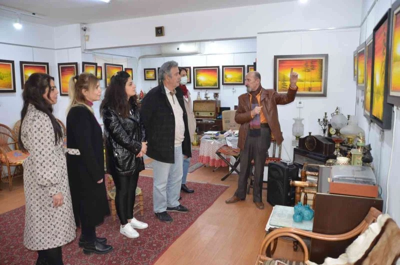 Sarı renk hayranı ressam 37. kişisel sergisinin kapılarını açtı
