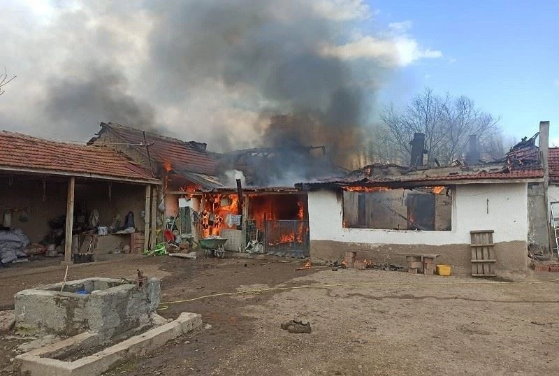 Sobadan sıçrayan köz kerpiç evde yangın çıkarttı
