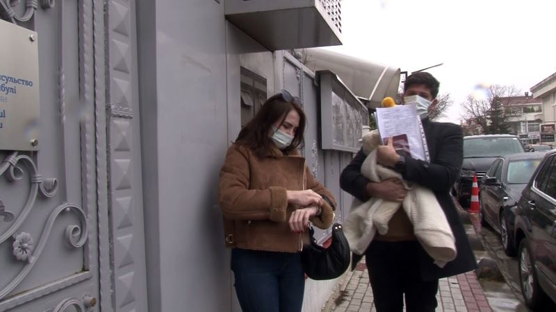 İstanbul’da yaşayan Ukraynalılar yakınlarından bilgi almak için konsolosluğa geldi
