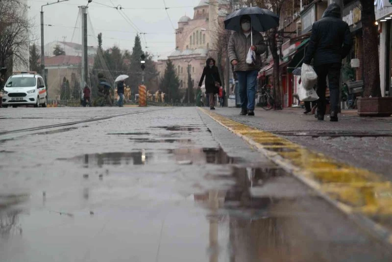 Eskişehir güne sağanak yağışla uyandı
