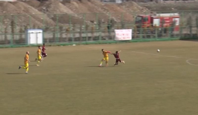 Hakemin verdiği kararlar taraftara saç baş yoldurdu
