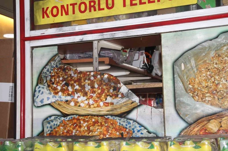 Vicdansız hırsız, fare gibi girdiği büfeden malzemelerle birlikte hayır kumbarasını da çaldı
