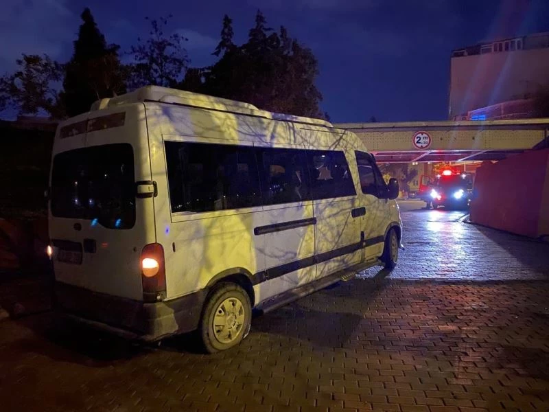 Tren yolu alt geçidine sıkışan aracı itfaiye kurtardı
