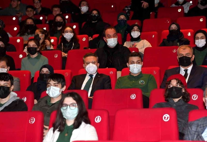 Vali Aksoy, öğrencilerle birlikte Malazgirt 1071 filmini izledi
