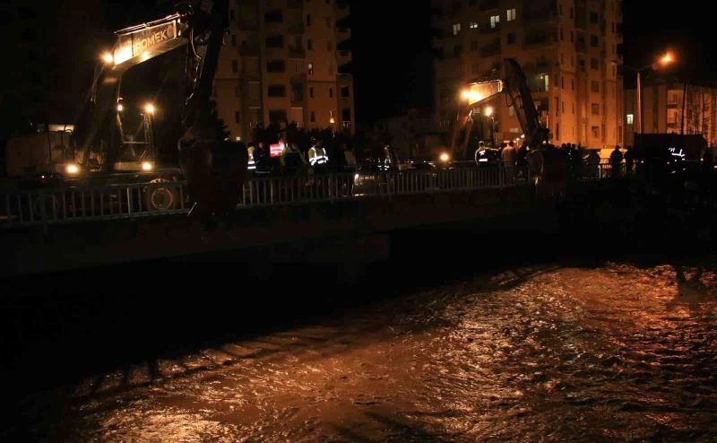 Mersin’de Alata Deresi’nde sel nöbeti
