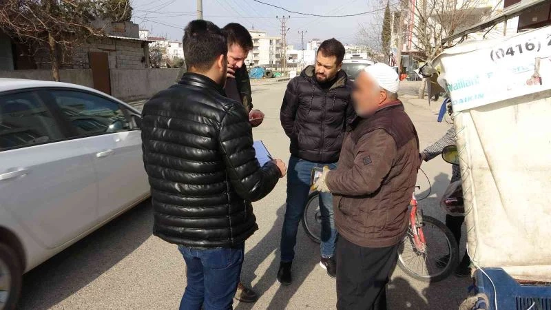 Kol çantasını çalan hırsız olay yerine geri dönünce yakalandı
