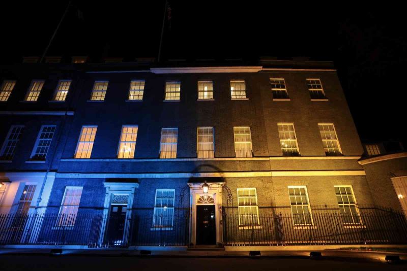 İngiltere’de Başbakanlık Ofisi binasına Ukrayna bayrağının renkleri yansıtıldı

