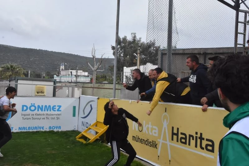 Tribünden inip top toplayıcısına saldırdı
