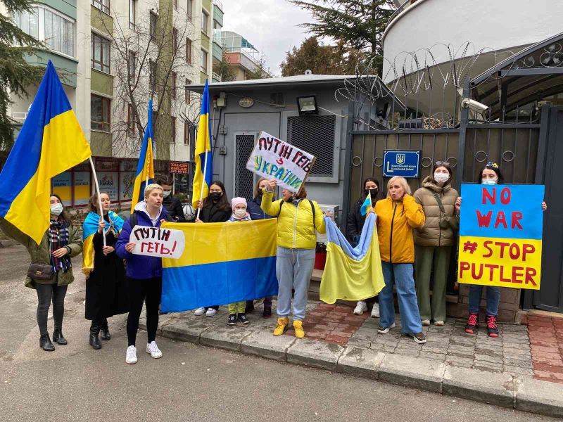 Türkiye’de yaşayan Ukraynalılar, Rusya’yı protesto etti: 