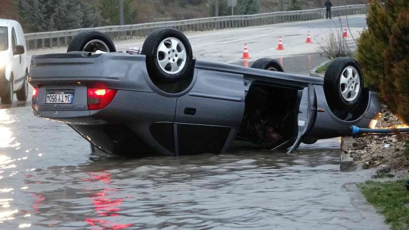 Su birikintisine giren otomobil takla attı: 3 yaralı
