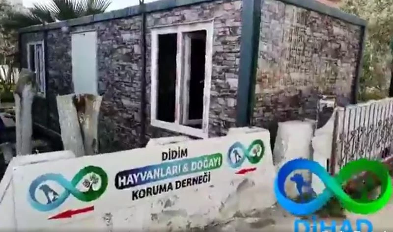 Didim’de  hayvansever eşinin hayrına, barınağa bağışta bulundu
