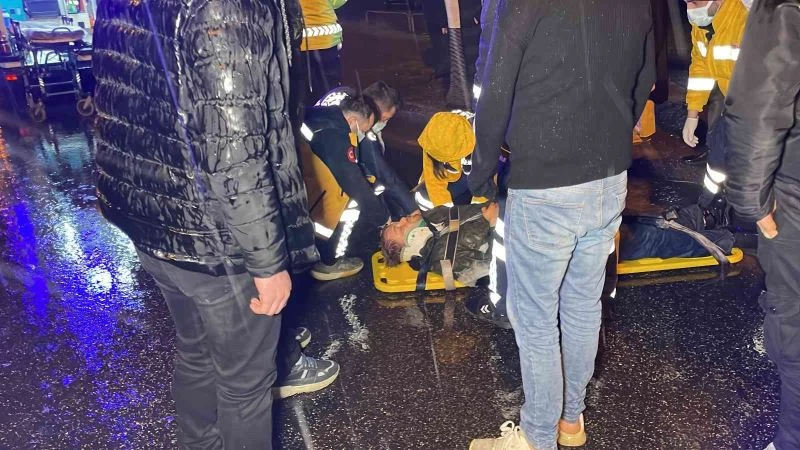 Sağanak yağışta otomobil bisikletliye çarptı: 1 yaralı
