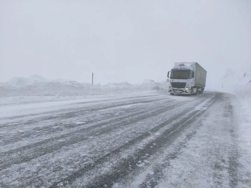 Tunceli-Erzincan kara yolu zincirsiz tır geçişine kapatıldı
