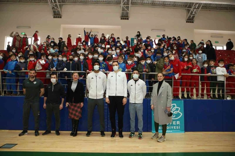 Bursasporlu basketbolcular çocuklarla buluştu
