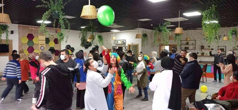 Üniversite öğrencileri engellilerle bir araya geldi
