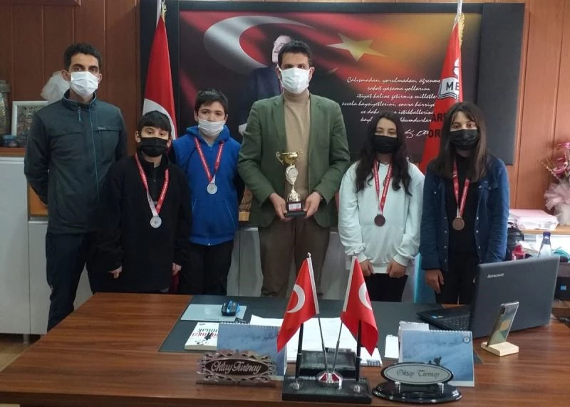 Eskişehir Ticaret Borsası Ortaokulu madalyaya doymuyor
