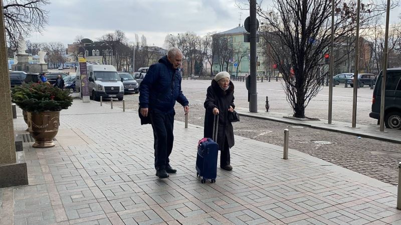 Kiev’de sokaklar askerlere kaldı, sirenlerin inlediği kentten kaçış sürüyor
