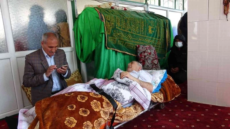 Felçli vatandaşların şifa buldukları iddia edilen türbeye ziyaretçi akını
