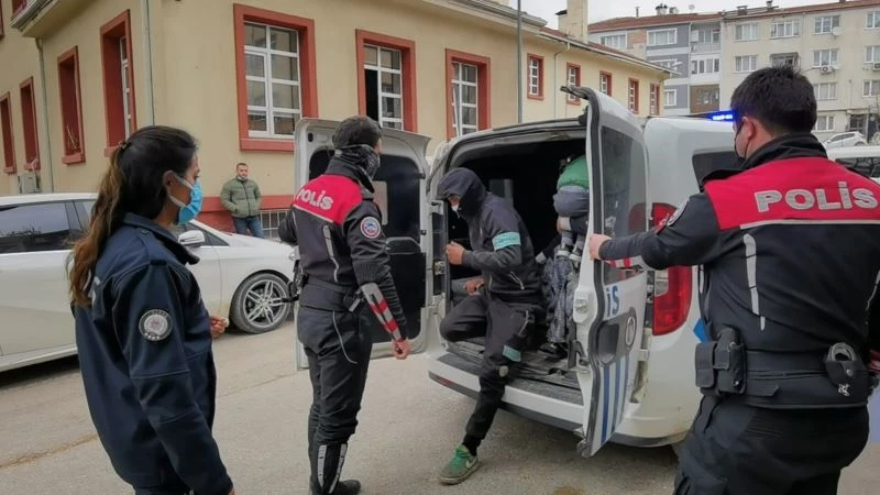 Kapı önünden çamaşır makinesini çalan at arabalı 2 kişi yakalandı
