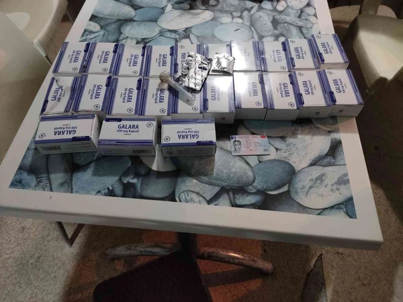 Şüpheli araçtan yeşil reçeteye tabi yüzlerce hap çıktı: 2 gözaltı
