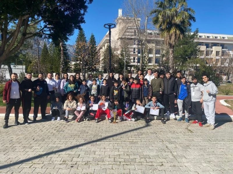 Esenyurt’un başarılı çocukları madalyaya doymuyor
