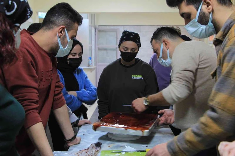 Dünya ve yöresel tatlıları öğrenerek kariyerlerine katkı sağlıyorlar
