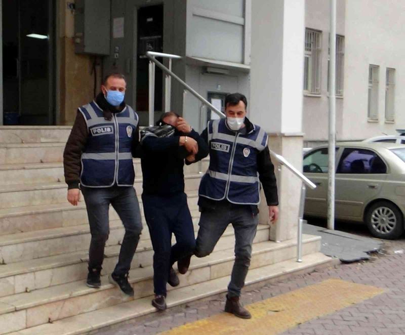 Polise yakalanmamak için alt katın balkonuna atladı
