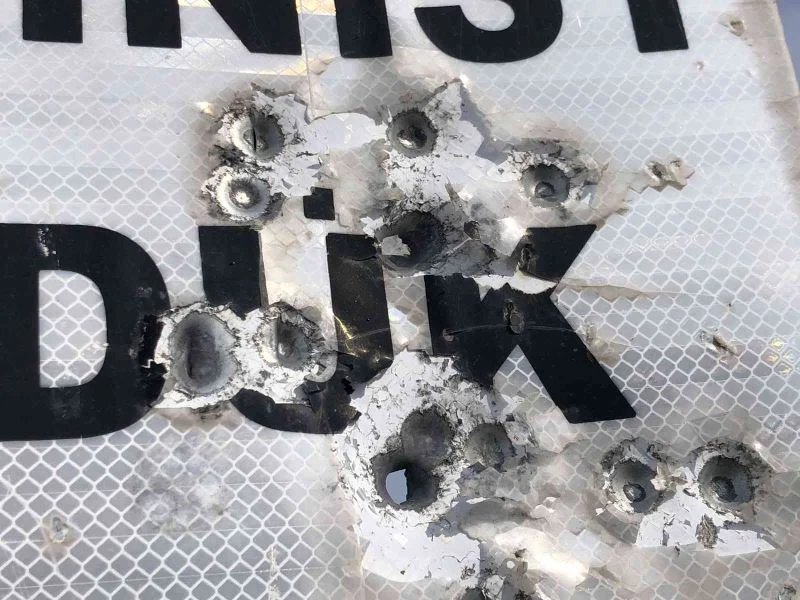 Kars’ta, tabelalar magandaların hedef tahtası oldu
