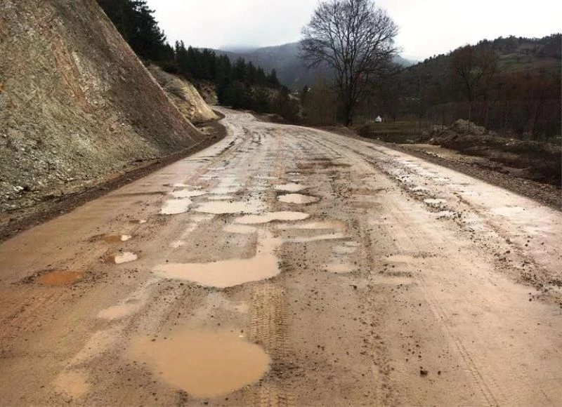 Tarihi Eğrigöz Kalesi’ne giden köy yolu köstebek yuvasına döndü
