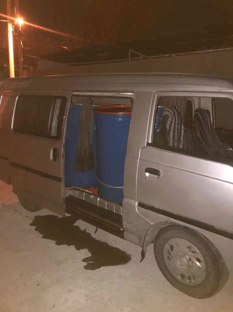 Akaryakıt istasyonundan 5 varil mazotla kaçtı, gece kartallarına yakalandı
