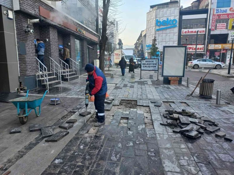 Kaldırımlarda onarım sürüyor
