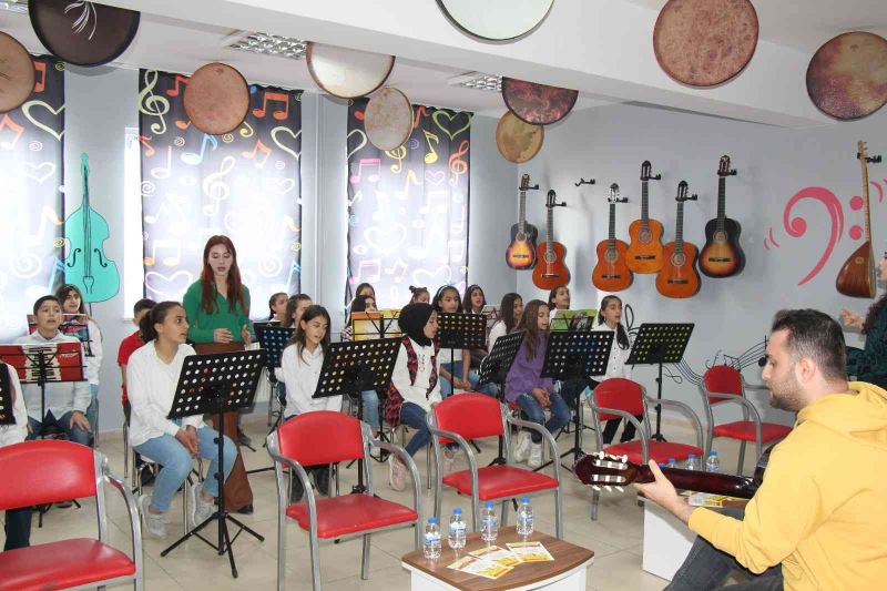 Ünlü şarkıcı kızının doğum günü anısına Mardin’deki bir okula müzik atölyesi yaptırdı
