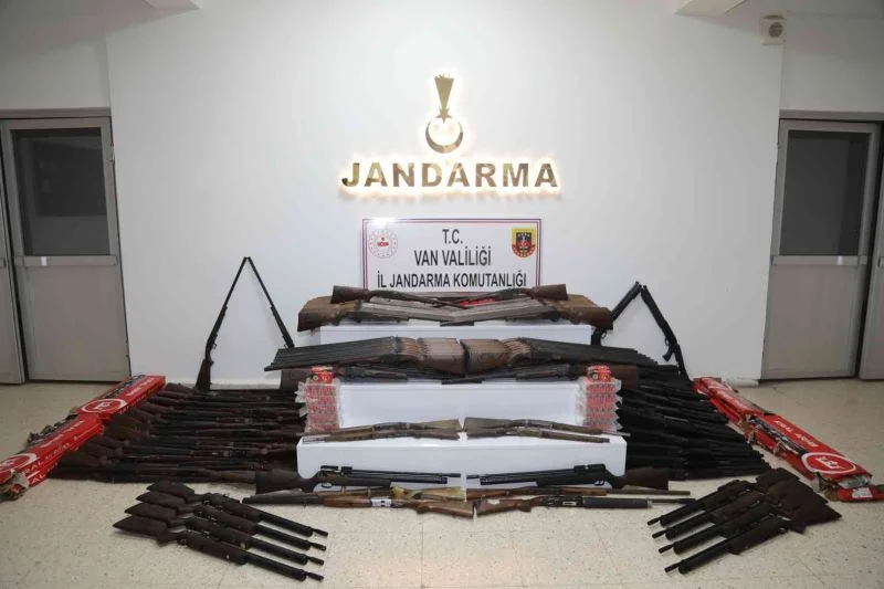 İran sınırında atların sırtında 215 adet av tüfeği ele geçirdi
